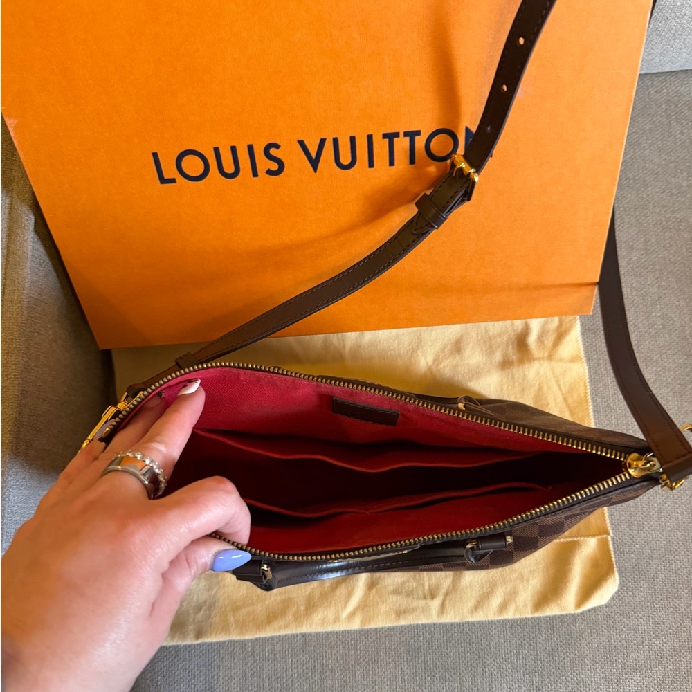 Louis Vuitton Damier Ebene Siena PM

PM: ~13.4 x 9.8 x 5.9 in - Picture 3 of 6